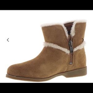 COLETTA UGG BOOTS (Big Kids Size 6)